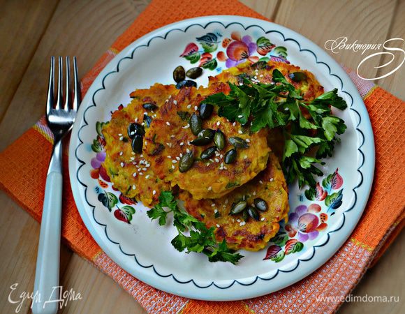 При подаче посыпьте драники тыквенными семечками и кунжутом. Можно также подать к драникам и сметану. Приятного вам аппетита!