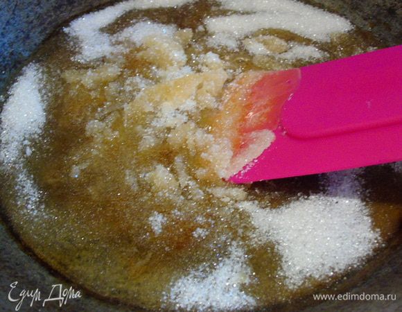 Начнем с тыквы. Сахар с ванилью карамелизируйте на сковороде с толстым дном 