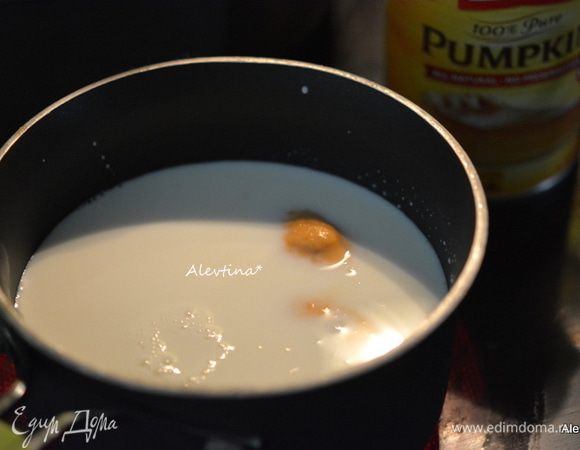 Молоко, тыквенное пюре, сахар добавить в небольшую кастрюлю. Поставить на огонь, помешивая варить, не доводить до кипячения.