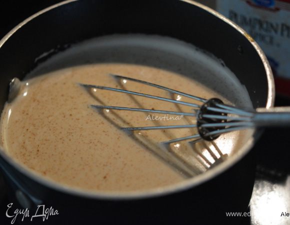 Снять с огня. Добавить ванилин, горячий крепкий кофе и тыквенные специю. Если ее нет в продаже приготовим сами. Ее можно использовать для напитков и тыквенной выпечки.