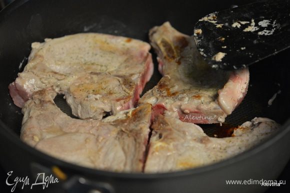 На горячей сковороде разогреть две столовые ложки масла. Выложить свинину на косточке тонкой нарезки. Посолить и поперчить с обеих сторон. Обжаривать примерно по 3-5 минут каждую сторону. Переложить затем на тарелку.