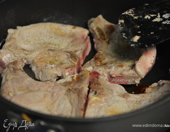 На горячей сковороде разогреть две столовые ложки масла. Выложить свинину на косточке тонкой нарезки. Посолить и поперчить с обеих сторон. Обжаривать примерно по 3-5 минут каждую сторону. Переложить затем на тарелку.