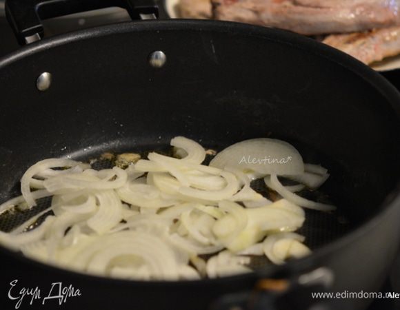 Обжарить лук (предварительно тонко порезанный), добавив одну ложку масла. Примерно 4 минуты.