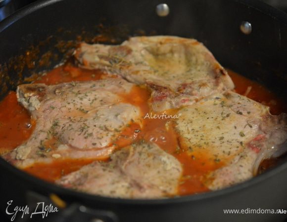 Вернуть затем свинину в соус, с соком на тарелке. Перевернуть один раз.