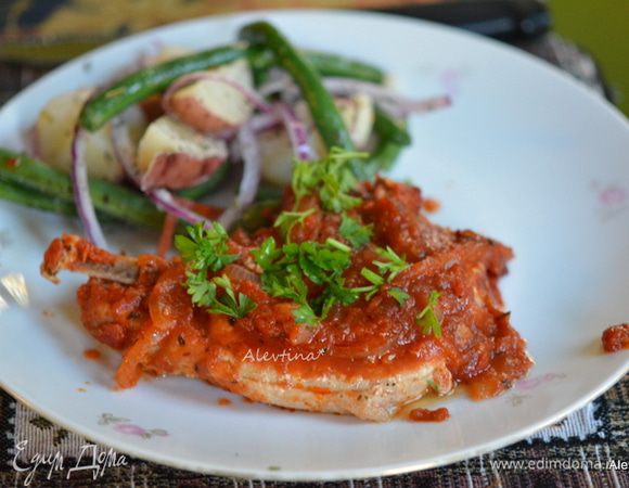 Подаем свинину к столу с готовым гарниром, полив томатным соусом. Посыпать сверху зеленью. Приятного аппетита!