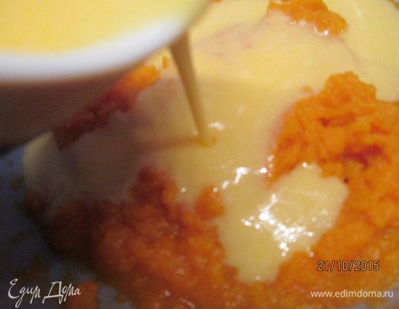 Растопить сливочное масло, охладить и взбить его с сахаром. Продолжая взбивать, по одному добавить яйца, соединить с мукой и разрыхлитлем, молоком.
В тыквенное пюре влить мучную смесь, добавить цедру апельсина.