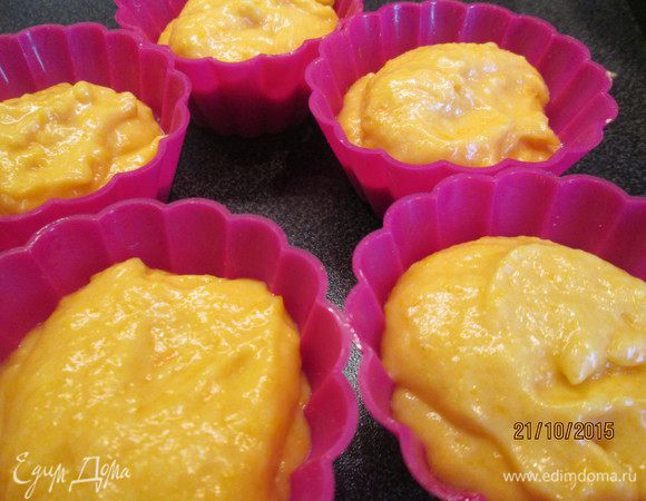 Разлить тесто по формочкам и поставить в нагретую до 180*С духовку.