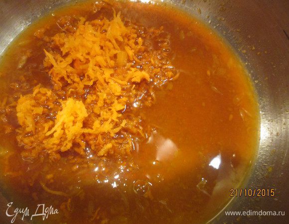 Пока выпекаются кексики, готовим сироп: апельсиновый сок, соединяем с сахаром. Морковный сок я заменила на тертую на мелкой терке морковь, чуть карамелизировала ее.