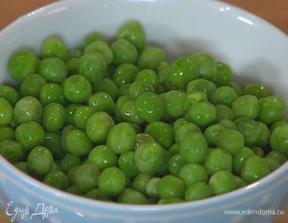 Зеленый горошек разморозить.