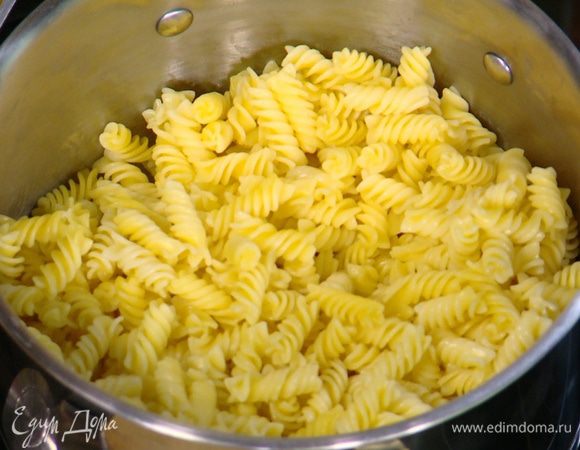 Макароны отварить в подсоленной воде согласно инструкции на упаковке, затем воду слить.