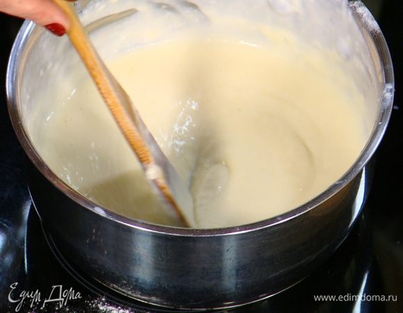 Приготовить соус бешамель: в глубокой кастрюле растопить 1 ст. ложку сливочного масла, добавить муку и, непрерывно перемешивая, прогревать около минуты на сильном огне. Как только мука заварится, снять кастрюлю с огня и, постоянно вымешивая, небольшими порциями влить молоко. Когда масса станет однородной, поставить кастрюлю на медленный огонь и, продолжая помешивать, прогревать все еще пару минут. Добавить мускатный орех, перемешать и снять кастрюлю с огня.