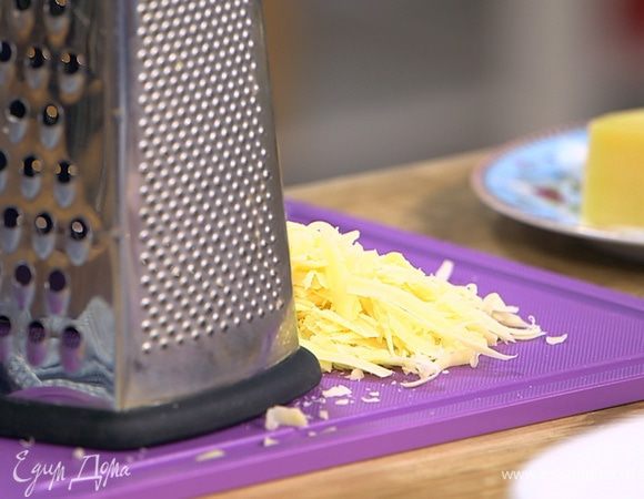 Сыр натереть на крупной терке.