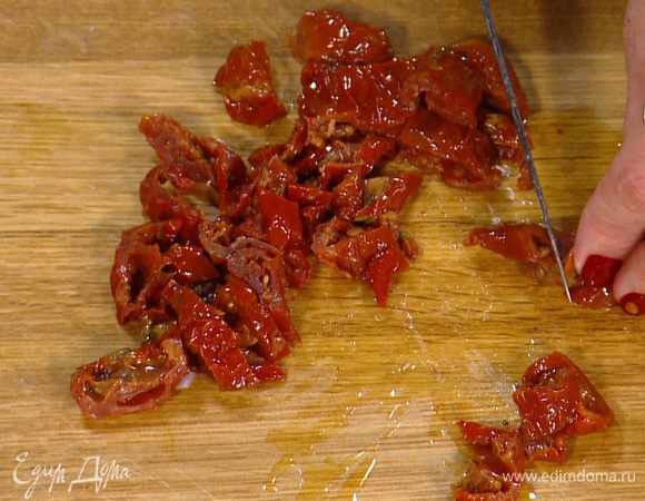 Вяленые помидоры порезать небольшими кусочками.