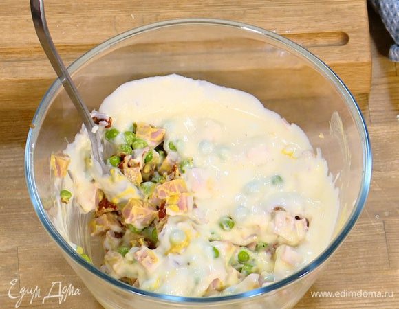 В глубокой посуде соединить ветчину с зеленым горошком, помидорами и горчицей, добавить соус бешамель, все перемешать, затем влить оливковое масло и еще раз вымешать.