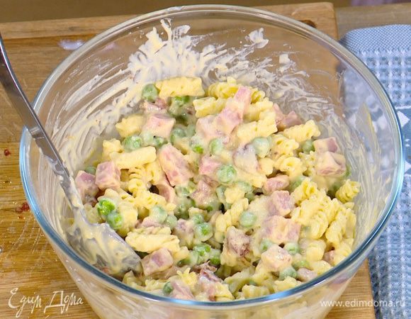 Добавить остывшие макароны, посолить, поперчить и перемешать.