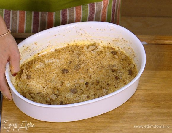 Керамическую форму для выпечки смазать сливочным маслом, дно и бортики посыпать измельченными сухарями (немного сухарей оставить).