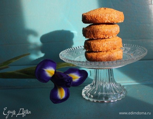 Угощаемся!!! Если хранить печенье в пакете, то оно будет равномерно мягким, если открытым - сверху слегка затвердеет, а внутри сохранит мягкость.