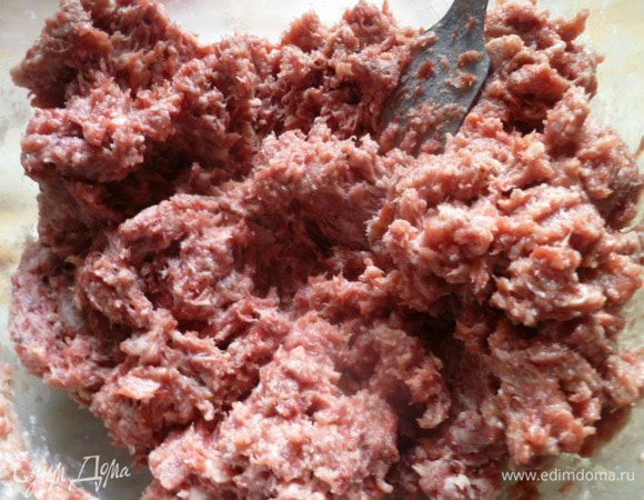 Для начала в фарш добавляем измельченный жир. У меня гусиный фарш, я добавила перекрученную на мясорубке гусиную шкуру, совсем немного.
Вы можете взять сало.