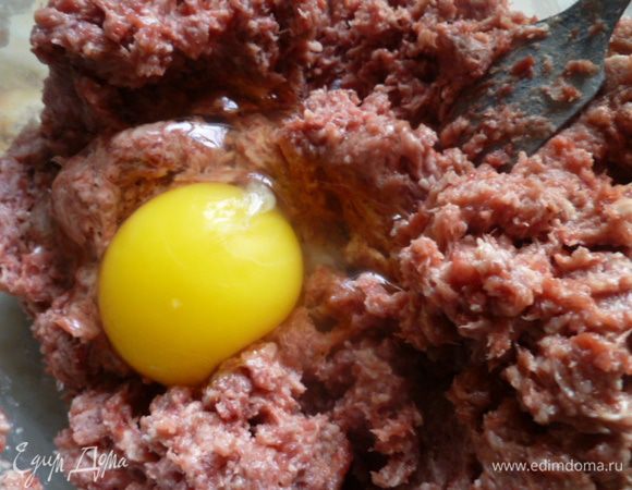 Добавила яйцо и молоко, хорошо перемешать.