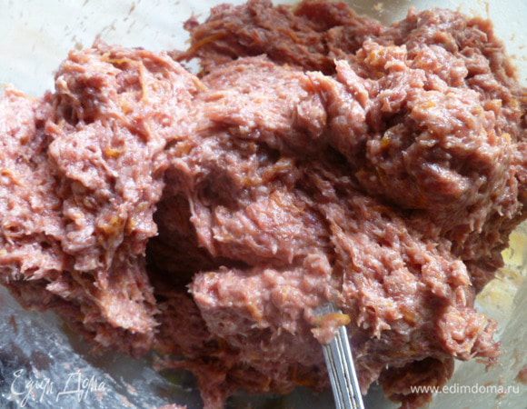 Добавить тыкву, соль и специи, перемешать.