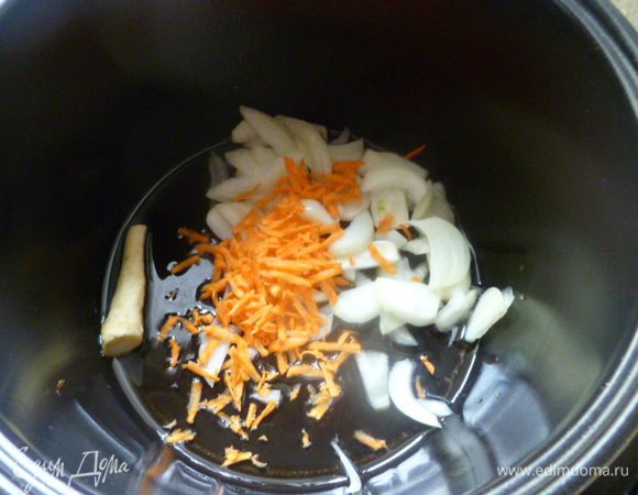 Затем я почистила овощи. Лук крупно нарезала, морковь натерла на терке, пастернак оставила целиком.
На дно чаши мультиварки налила немного растительного масла и выложила овощи.