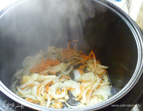 Обжариваем на режиме Жарка до мягкости лука.