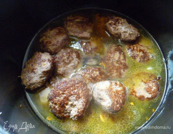 Затем на овощи выкладываем сверху котлеты, заливаем водой так, чтобы верхний слой котлет был сверху.
Немного присолить и добавить специи.
Закрываем мультиварку и включаем режим Тушение на 15-20 минут.