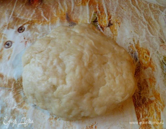 Тесто я в этот раз сделала на половину ингредиентов. Не было времени печь полную партию( у меня маленькая духовка). Тесто делает очень легко.
Соединяем растительное масло и сильногазированную воду, затем понемногу вводим просеянную муку. Этот процесс можно доверить хлебопечке.