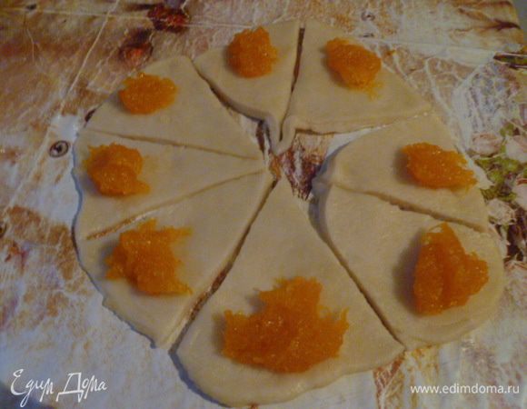 Тесто я разделила на 2 части, каждую часть скатать в шар, а затем раскатать в круг. Разрезать на равные сектора и на каждый сектор на широкую часть выложить начинку.