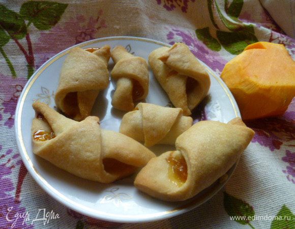 Сворачиваем от широкой части к тонкой в рогалик и выпекаем при 180 градусах 30 минут. Вкусно как в теплом виде, так и в холодном на следующий день.