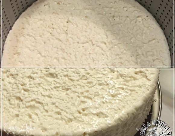 Затем откидываем и перегружаем сырную массу в сыроварку, или в кастрюлю, которую держим в воде, поддерживая температуру в те же 38 градусов. Даем сыру созреть. Два часа продолжается процесс.