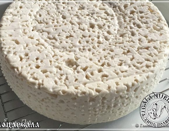 И, конечно, потом выложить на решетку, дать стечь этой или воде, или рассолу. В общем, чтобы сыр подышал. Это важно.