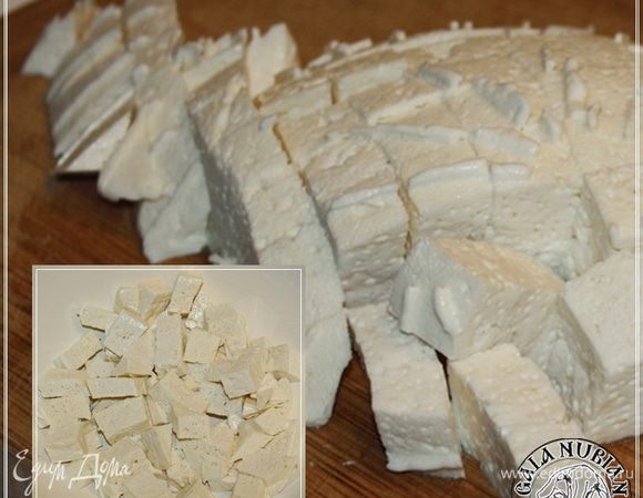 НО! Это еще не моцарелла в полном смысле этого слова. А лишь заготовка или, если хотите, предмоцарелла. Режем эту самую заготовку на кубики. 
