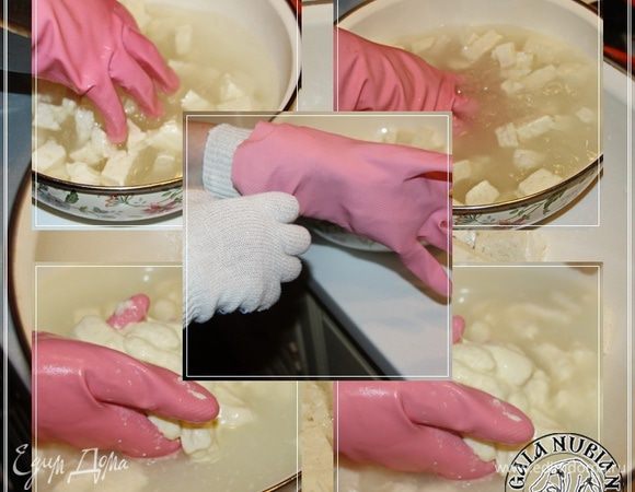 Надеваем двойную перчатку. Вода хоть не кипяток, но горячая. Хотя… можно и без перчаток обойтись, если такая температура воды не смущает. Хозяин — барин! И перемешиваем кубики, добиваясь их расплава и формирования единого комка.
