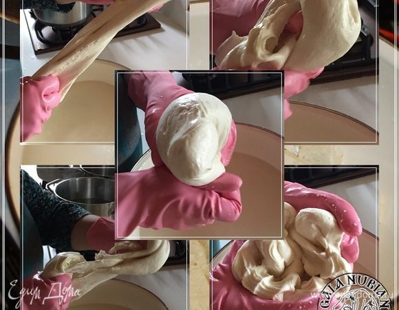 А потом этот комок, или сгусток, который получился, растягиваем и снова собираем в комок. Мнем его и снова растягиваем. И так несколько раз. Чем больше — тем лучше. Чтобы сгусток оставался пластичным, не рвался, купайте его постоянно в горячей воде. Меняйте ее. Это нужно для того, чтобы придать сыру слоистость и воздушность, если хотите