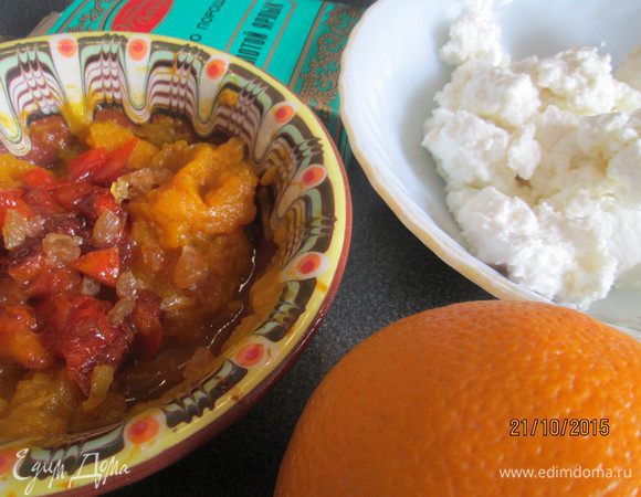 В готовое тыквенное пюре (делала в пароварке 20 минут и измельчала блендером) добавила мелко нарезанную хурму.