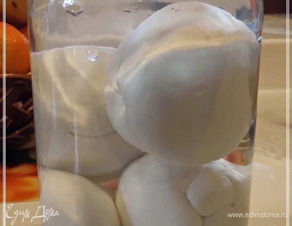 И в слабый рассол их. Можно просто в воду. Так они хранятся. В холодильнике, конечно. Но учтите, что моцареллу лучше долго не хранить. Этот сыр надо съедать свежим.