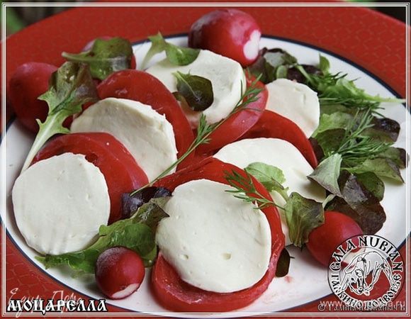 И классически… снова помидор и зелень.