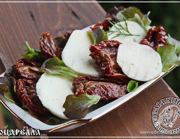 А мне, например, больше всего нравится с помидорами вялеными. Так, чтобы с маслом, в котором эти помидоры хранятся. И, конечно, чтобы домашний, свежевыпеченный хлеб все это сопровождал. Действительно — праздник живота!
Ангела вам трапезой!
