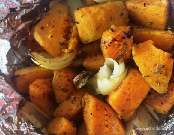 Очищаем небольшую тыкву (грамм 500-600) от кожуры, семян, нарезаем на кусочки. Чистим луковицу, режем на 4 части. Чистим чеснок.
Складываем наши овощи в форму для выпекания, солим, перчим по вкусу. Добавляем орегано (у меня сушенный) и оливковое масло. 
Отправляем овощи выпекаться в разогретую духовку минут на 35-40.