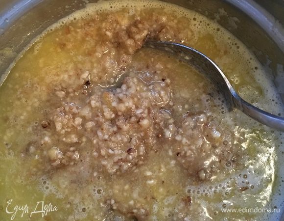 Смешиваем с медом, сахаром, свежевыжатым соком апельсина и растопленным сливочным маслом.