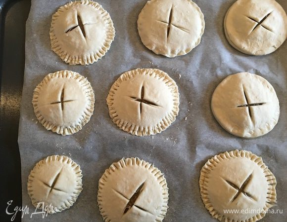 Выкладываем их на посыпанный мукой противень, сверху выкладываем ореховую массу и закрываем вторым кружочком, на котором до этого нужно будет сделать небольшой крестообразный надрез и прижать края, чтобы они склеились.