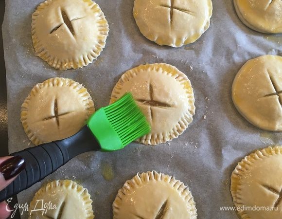 Промазываем сверху оливковым маслом (я поливала растопленным сливочным).
