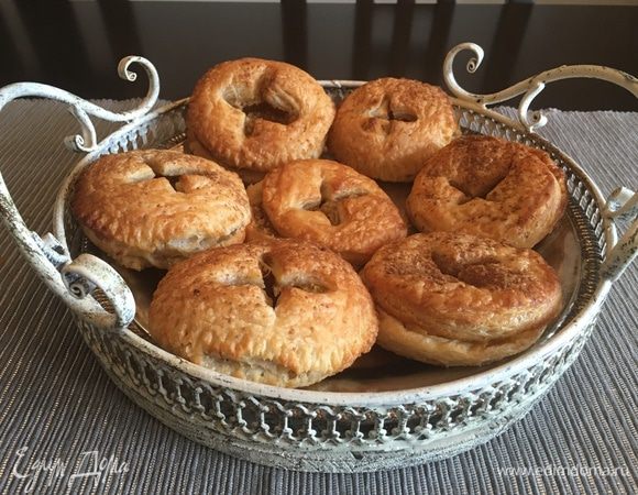 Ставим в разогретую до 180 градусов духовку минут на 15 (ориентируйтесь по своей, булочки должны подняться и хорошо подрумяниться).