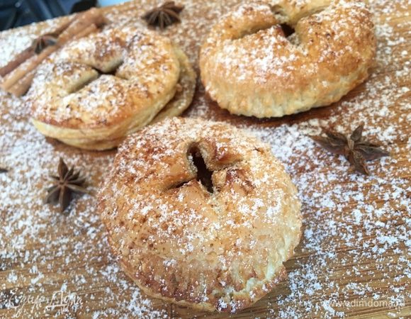 Готовые булочки посыпаем корицей и если есть желание, то можно покрыть сверху растопленным молочным шоколадом!