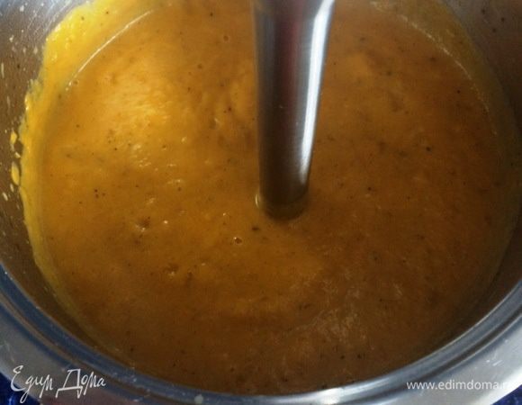 Постепенно добавляем бульон (у меня мясной, можно и овощной), доводим суп до нужной консистенции, кто как любит погуще/пожиже. 