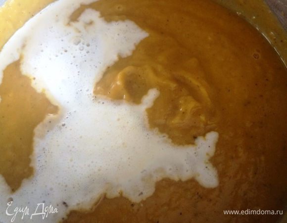 Добавляем в суп сливки и ставим кастрюлю на газ.