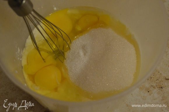 Взбить яйца с сахаром и ванильным сахаром. Затем добавить кефир.