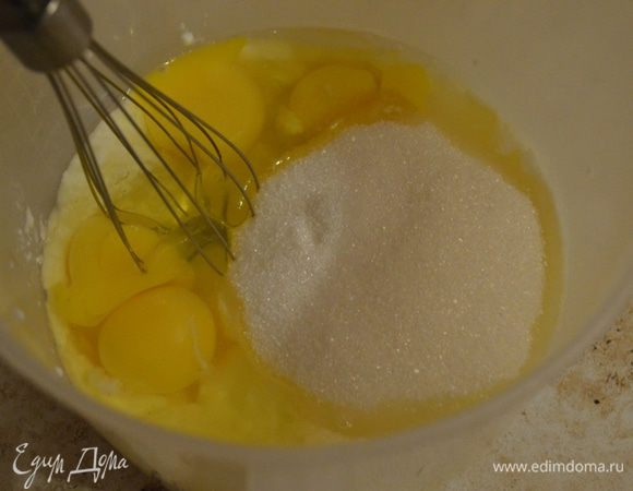 Взбить яйца с сахаром и ванильным сахаром. Затем добавить кефир.