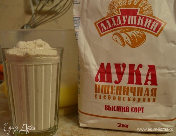 Смешиваем муку с разрыхлителем, по чуть-чуть добавляем в тесто. Вымешиваем. Тесто будет немного гуще, чем на оладушки (ориентируйтесь по своей муке, может чуть больше, может чуть меньше понадобиться).